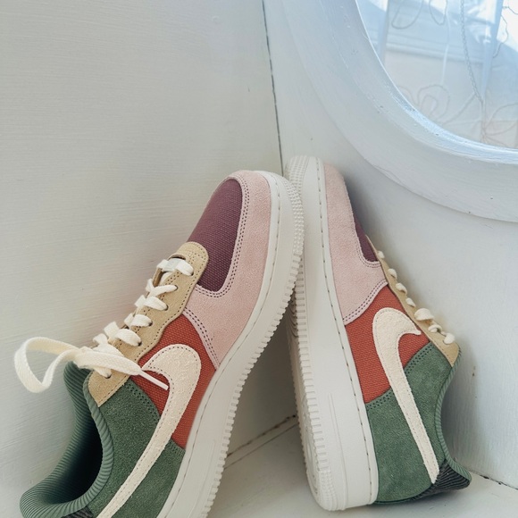 Nike Air Force 1 '07 LX Sneaker (Women Size 8.5)
Oil Green/Terra Blush NWOT - Picture 3 of 6